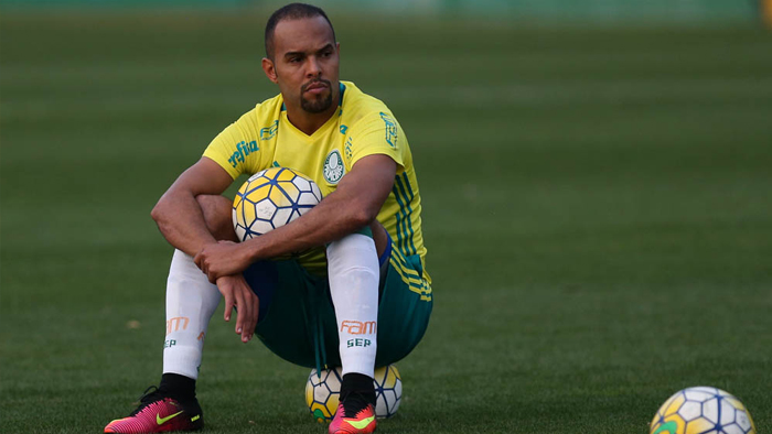 Copa do Brasil: Cuca poupa titulares e volta a relacionar Alecsandro