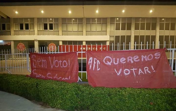 Série C: Após rebaixamento, sede do América-RN amanhece com faixas de prostesto