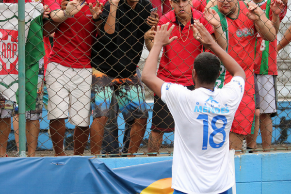 Aldir comemorou o gol junto com a torcida lusitana (Foto:Douglas Teixeira/Agência Briosa)