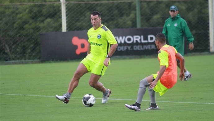 O experiente meia Daniel Carvalho rescindiu seu contrato com o Goiás nesta quinta-feira