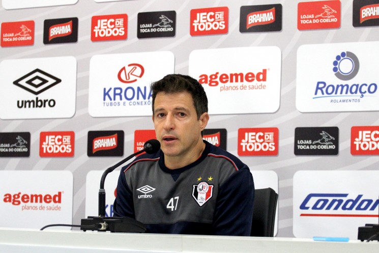 O técnico Ramon Menezes faz sua estreia no comando do Joinville