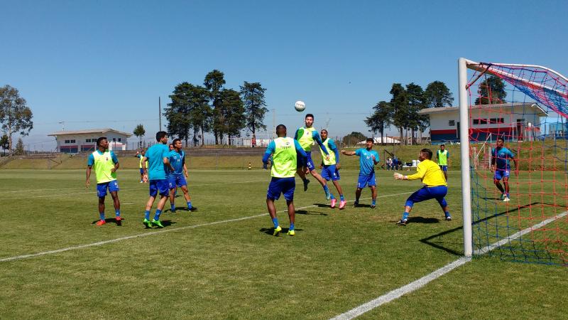 Série B: Paraná perde zagueiro, mas Martelotte tem volta de suspensos