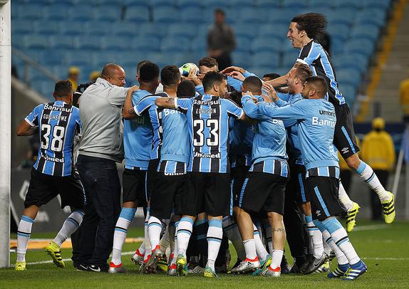 Grêmio comemora vitória nos pênaltis sobre o Atlético-PR 