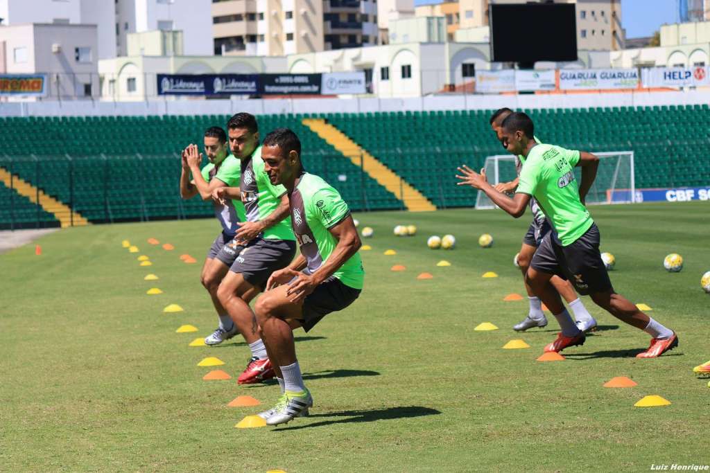 Com nove jogadores no departamento médico, inclusive Rafael Moura, Marquinhos Santos se vê obrigado a realizar alterações