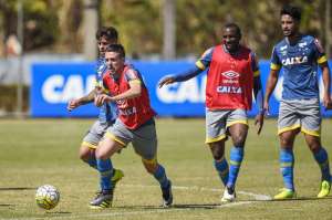 Confirmado como substituto de Lucas, Ezequiel celebra nova chance no Cruzeiro