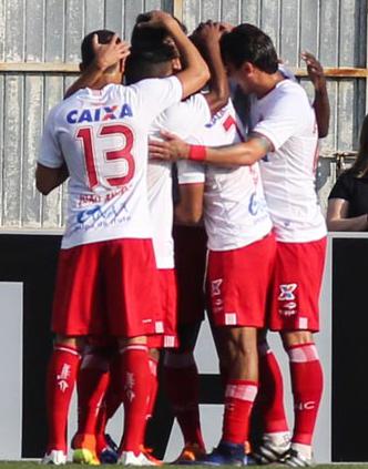 Jogadores do Náutico comemoram um dos gols marcados na vitória diante do Paraná - Joka Madruga/Futura Press