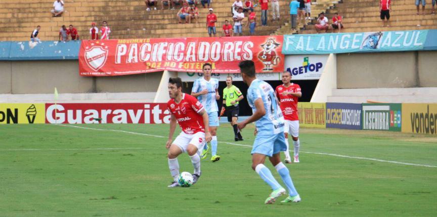 Vila Nova-GO pressionou para empatar, mas levou segundo gol nos acréscimos e perdeu para o Londrina