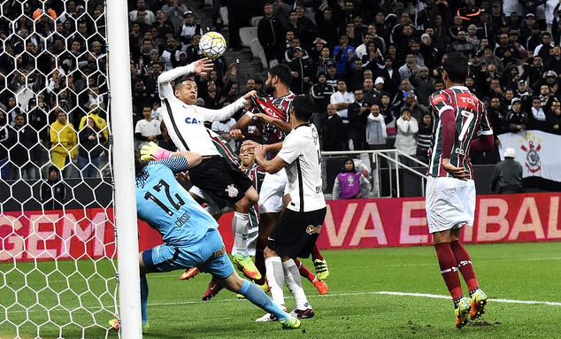 Corinthians eliminou o Fluminense num jogo com arbitragem polêmica