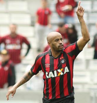 Thiago Heleno fez um gol de pênalti e outro de cabeça