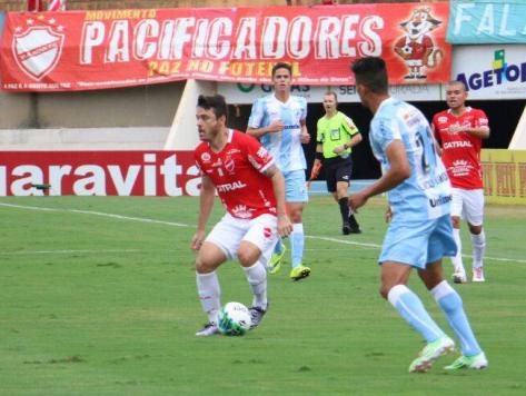 Londrina, de azul, é uma das surpresas na Série B