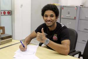 Série B: Titular, promessa Douglas renova contrato com o Vasco até 2019