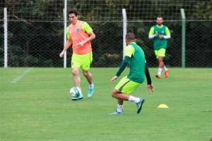 Série B: Cléo pede atenção do Goiás contra o Paraná no Serra Dourada