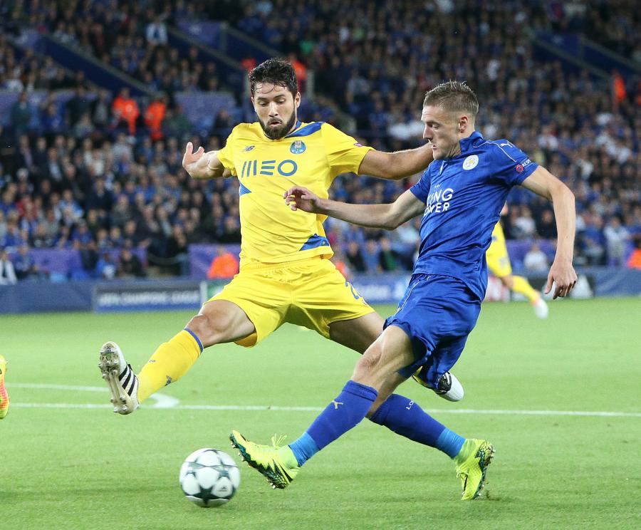 Leicester chega a seis pontos e assume a ponta do grupo