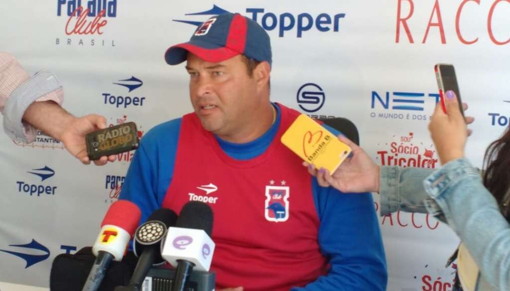 O técnico Roberto Fernandes foi apresentado oficialmente na tarde desta terça-feira