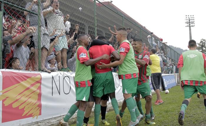 Companheiros abraçam 'herói' Lino (Foto: Rodrigo Corsi/FPF)