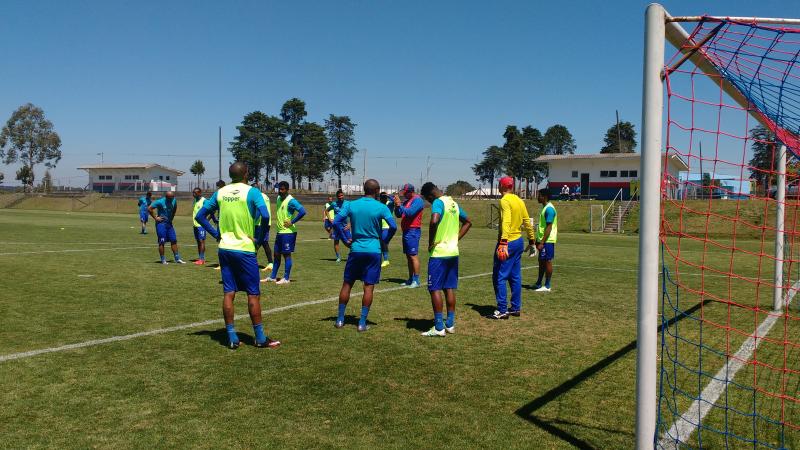 Roberto Fernandes comanda último treinamento antes da delegação do Paraná embarcar para Goiânia