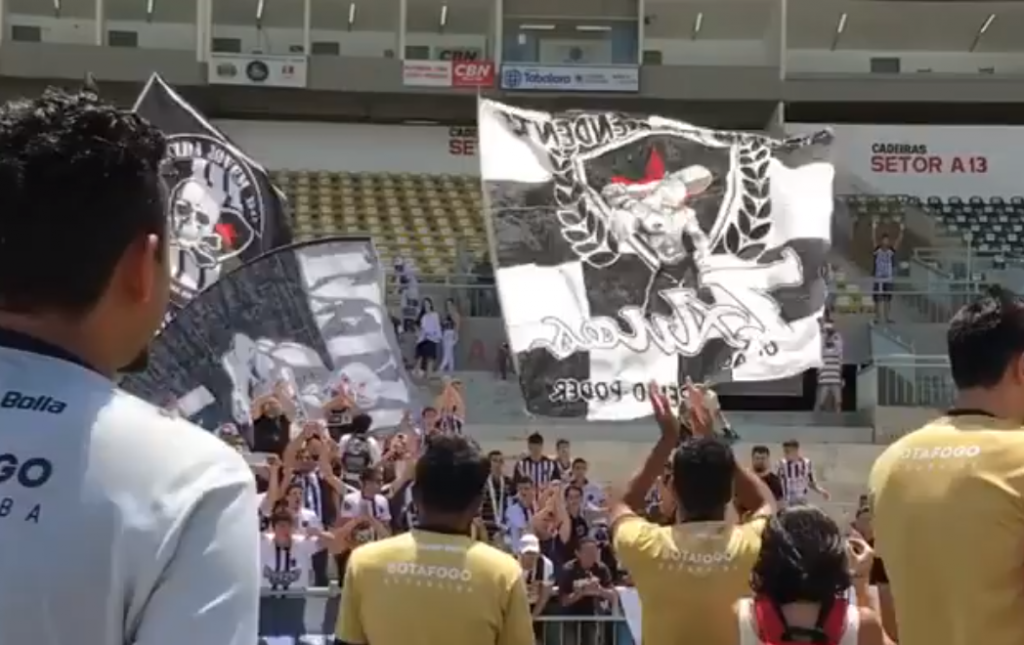 A torcida do Botafogo marcou presença no último treino antes das quartas. (Foto: Reprodução)