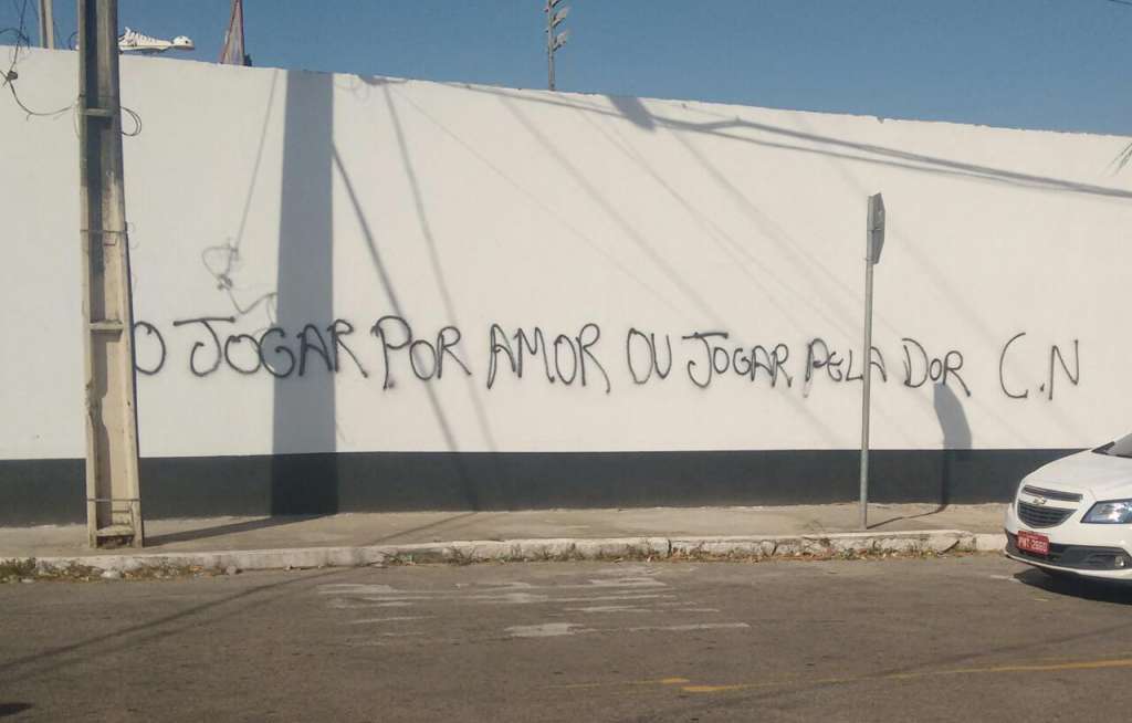 Muro da sede do Ceará amanheceu pichada nesta quinta-feira - Reprodução/Twitter