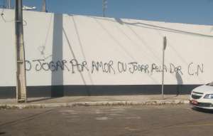 Série B: Torcida do Ceará picha muro e Robinson de Castro se reúne com elenco