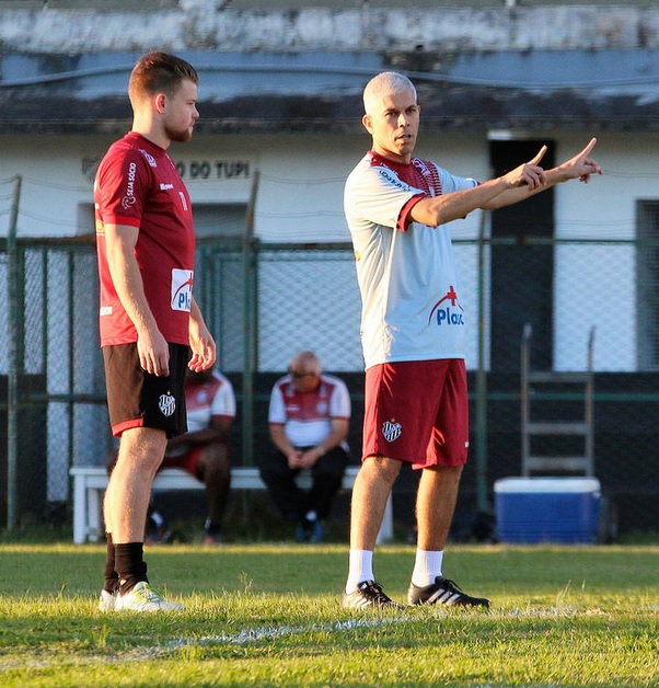 Ricardinho passa instruções para o volante Marcos Serrato durante treinamento