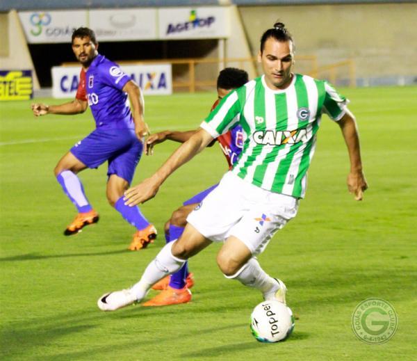 Léo Gamalho desencanta, faz 2 e ajuda o Goiás em jogo de 6 pontos contra o Paraná Clube. Foto: goiasec.com.br