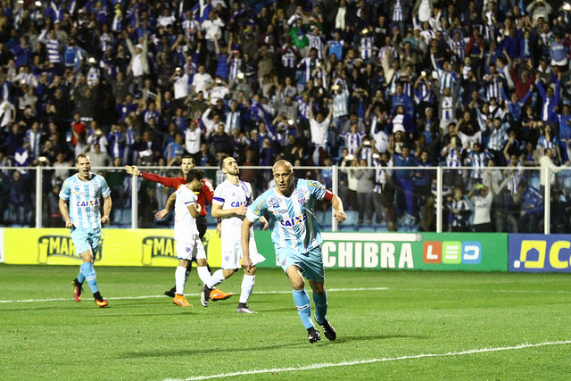 Marquinhos, de 35 anos, foi o nome do jogo com um gol e uma assistência (Foto: Jamira Furlani/AVAÍ F.C)
