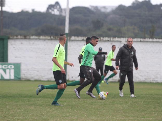 Coritiba encara o lanterna América-MG para se afastar do Z4 do Brasileirão