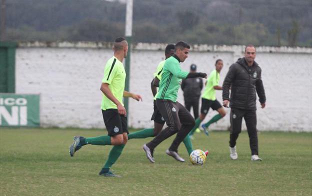 Coritiba encara o lanterna América-MG para se afastar do Z4 do Brasileirão