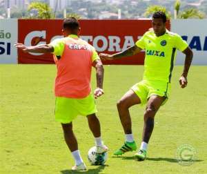 Série B: Goiás viaja para Florianópolis sem o volante Adriano, suspenso