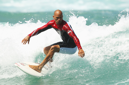 Surfe: Kelly Slater perde na estreia e condição ruim do mar adia baterias na França