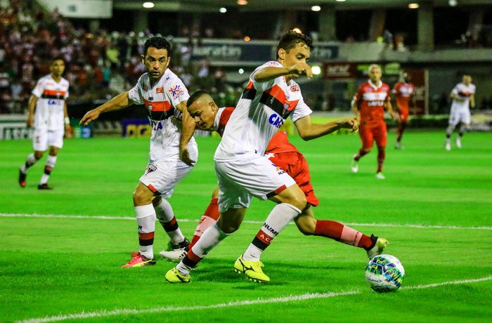 O Atlético Goianiense virou no final e venceu o CRB em Alagoas, em confronto direto em busca do acesso. (Crédito: Pei Fon / Portal TNH1)