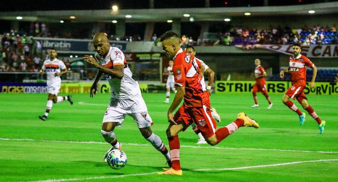 O CRB foi surpreenddo pelo Atlético Goianiense que se firmou na vice-liderança da série B e encostou no Vasco que foi derrotado. Foto: Pen Fon / Pajuçara 
