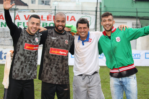 Cleyton celebra acesso com seus companheiros (Foto: Douglas Teixeira/Agência Briosa)