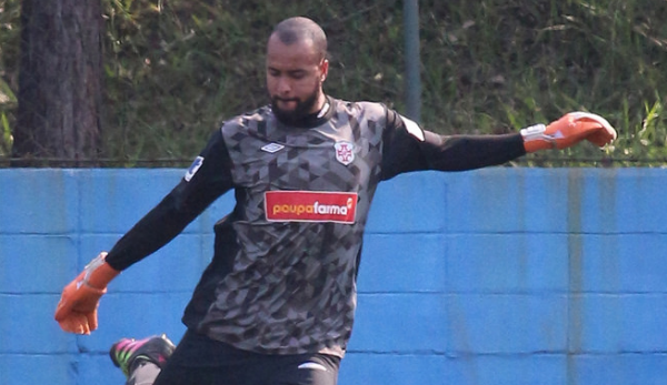 Cleyton pode ser um dos heróis do título da Portuguesa Santista (Foto: Douglas Teixeira/Agência Briosa)
