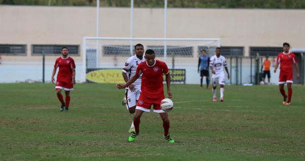 Deda é uma referência para os atletas mais novos do elenco (Foto: Divulgação/Desportivo Brasil)