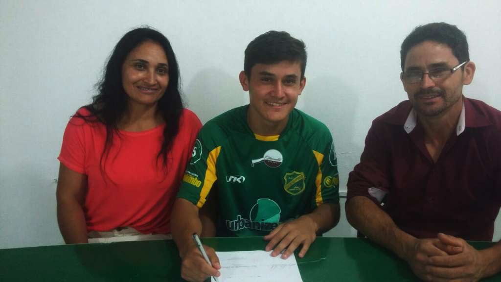 Isac assina o contrato ao lado de seus pais no estádio Zezinho Magalhães. (FOTO: João Gonçalves)