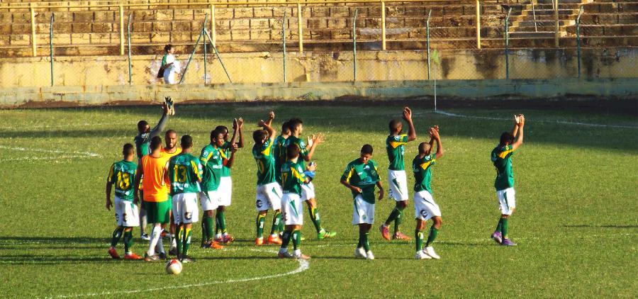 Jogadores do sub20 comemoram vitória por 2x0 sobre o Elosport no último sábado, em Jaú. (FOTO: Tiago Pavini/Assessoria de Comunicação XV de Jaú)
