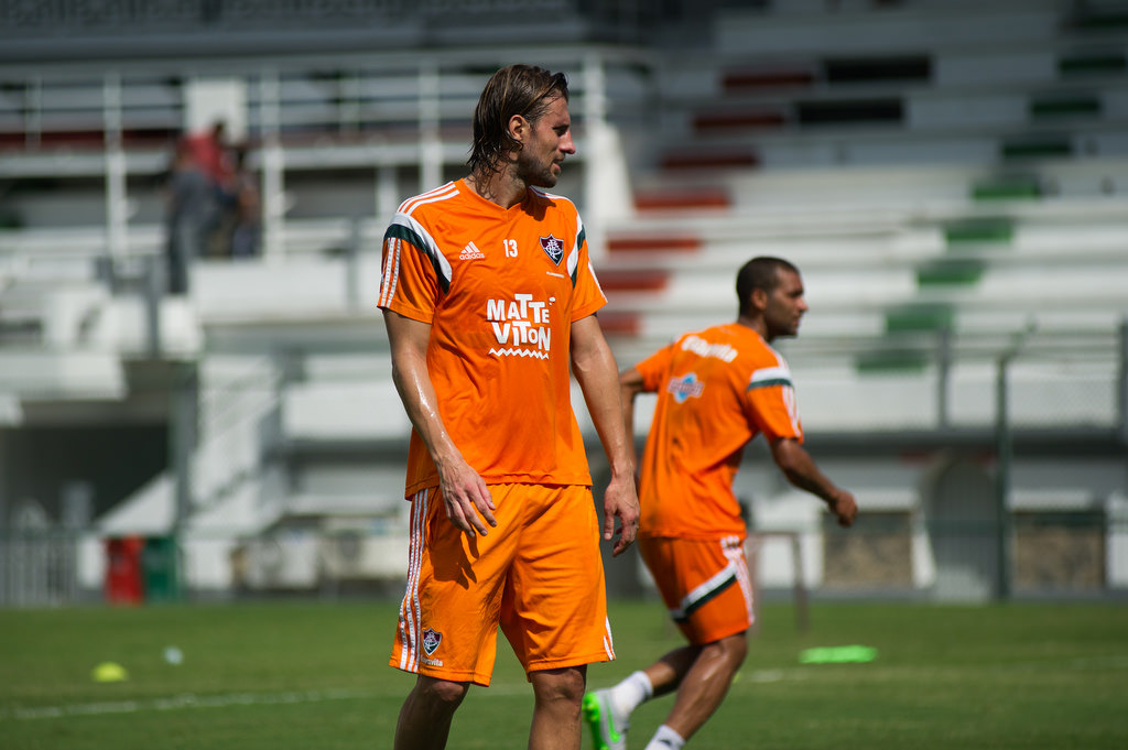 Henrique virou alvo de santistas após chutar camisa do Peixe