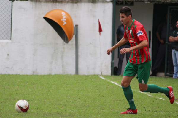Zagueiro Lucão comanda a defesa lusitana neste domingo (Foto: Douglas Teixeira/Agência Briosa)