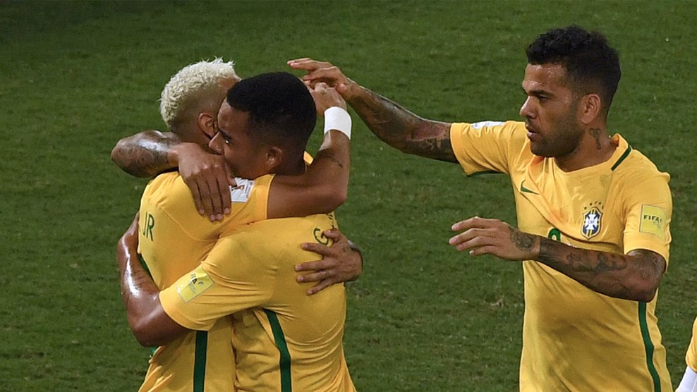 Neymar abraça Gabriel Jesus após primeiro gol da Seleção Brasileira