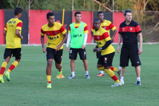 Com Victor Ramos e Cárdenas, Vitória volta aos treinos visando duelo com a Ponte
