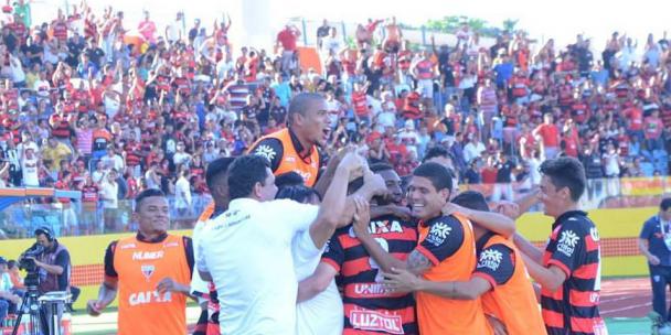 Atlético-GO festejou muito os gols contra o Avaí que o mantiveram na liderança isolada da Série B