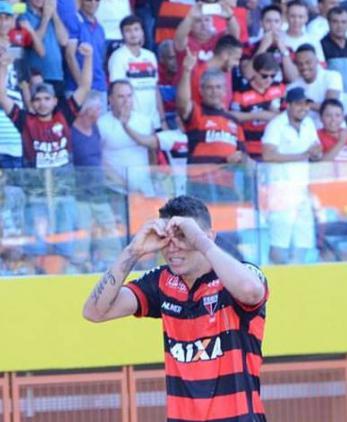 Júnior Viçosa marcou dois gols do Dragão, que não vê ninguém na frente