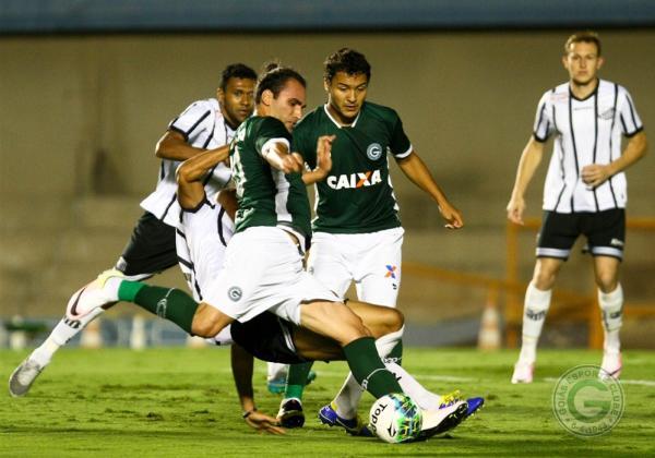Goiás vence o Bragantino com dois gols de Léo Gamalho (foto) em cobranças de penalidades máximas. Foto: goiasec.com.br