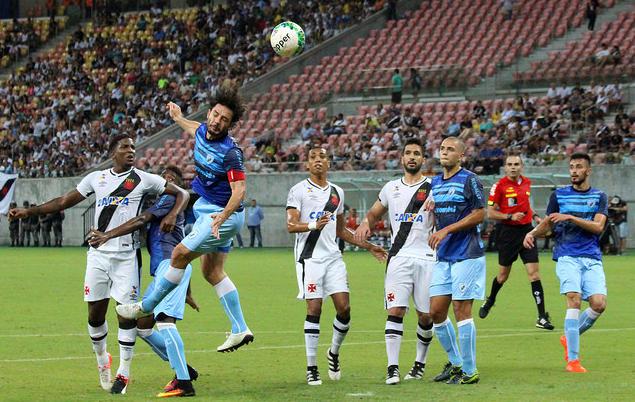 Germano desviou contra o seu próprio gol do Londrina. Vasco não foi bem