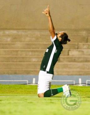 Léo Gamalho fez dois gols pelo Goiás