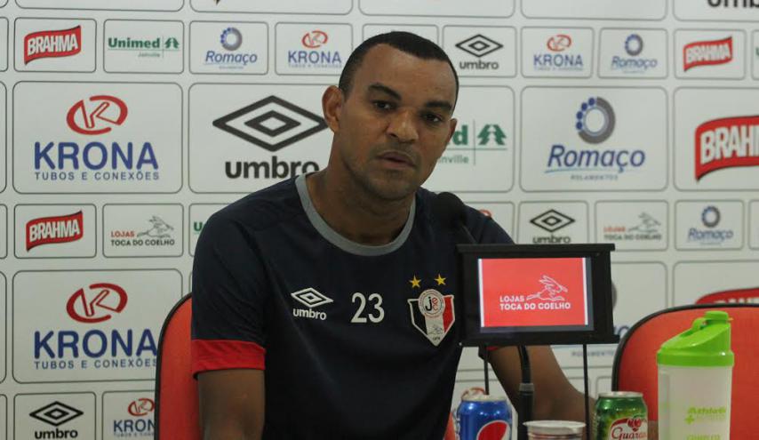 Diones espera retornar aos gramados em breve no Joinville