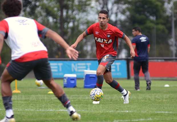 Há quatro meses no profissional do Atlético-PR, Nicolas avalia: ‘cresço a cada dia’