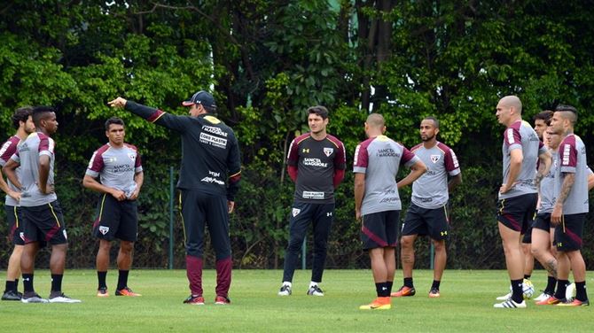 Ricardo Gomes testa São Paulo com Buffarini improvisado e Wesley