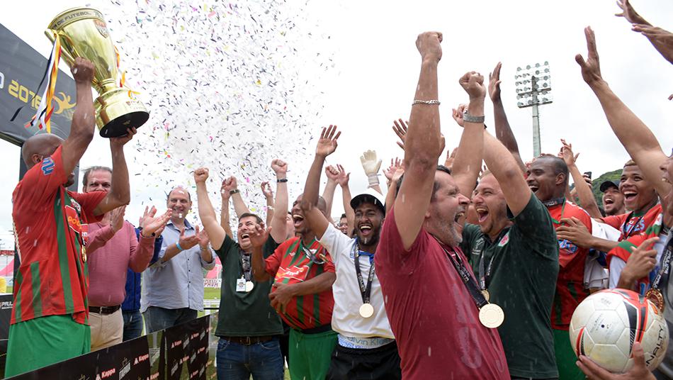 Reinaldo entregou taça e campeão à Portuguesa Santista (Foto: Rodrigo Corsi/FPF)